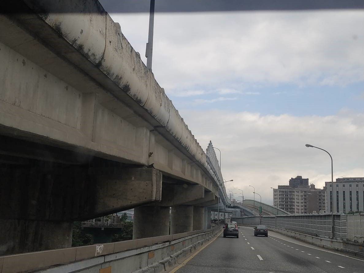 網路留言臺北市端網路留言臺北市端水源快速道路高架橋墩伸縮縫的小樹苗，早已清除消失。臺北市政府工務局新建工程處107年11月13日拍攝。