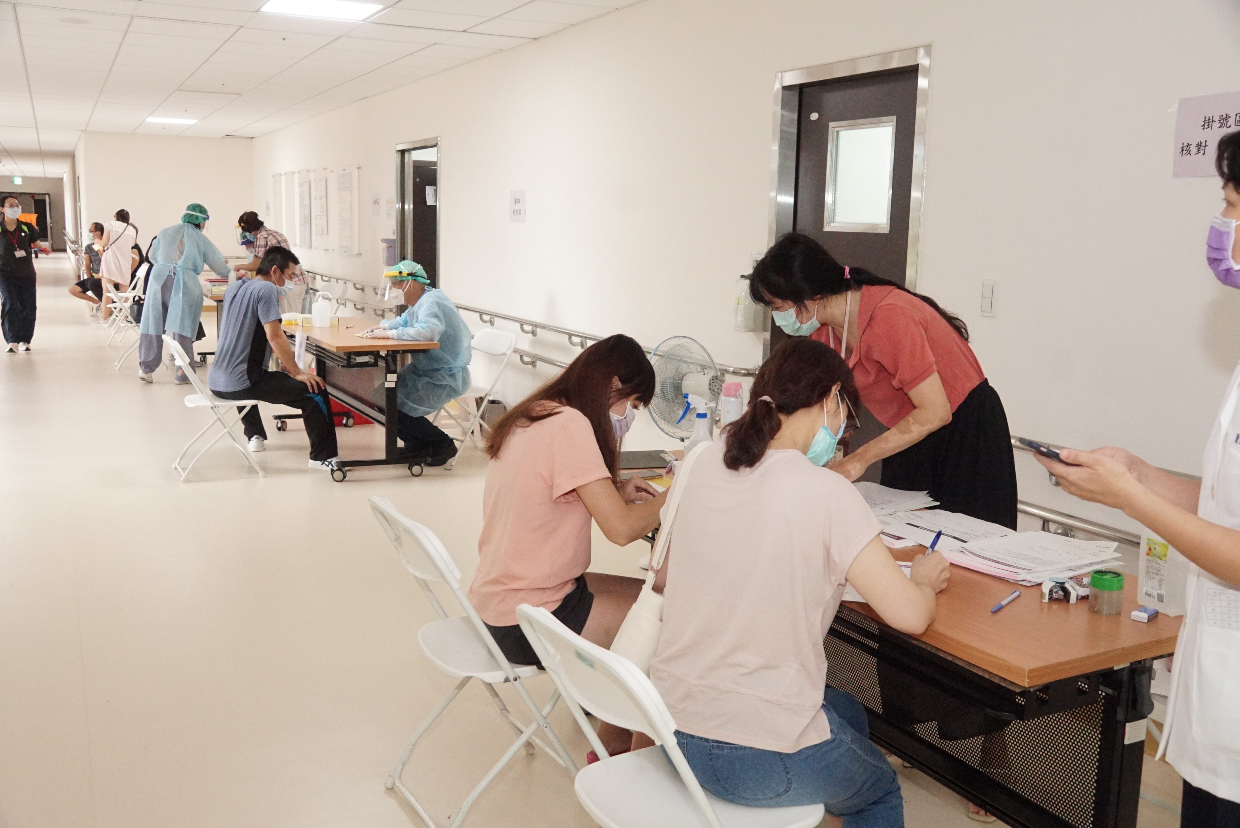工作人員施打COVID-19疫苗