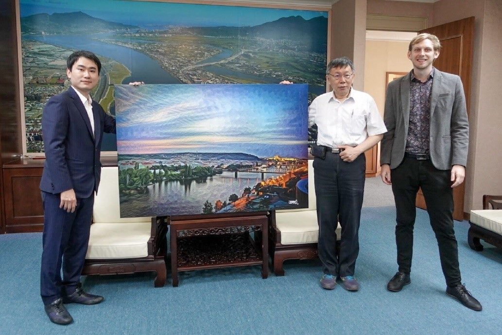 Czech Artist Gives Artwork to Taipei City Government.