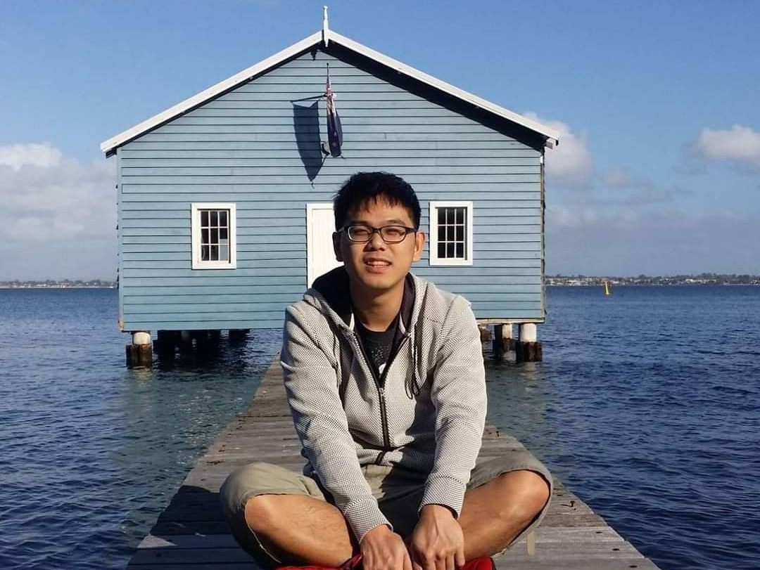 李家欣在海邊小木屋前