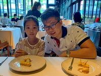 林士傑與小孩吃披薩