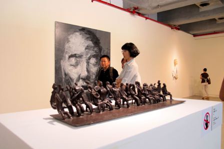 於北美館展場一隅的上海油畫雕塑作品