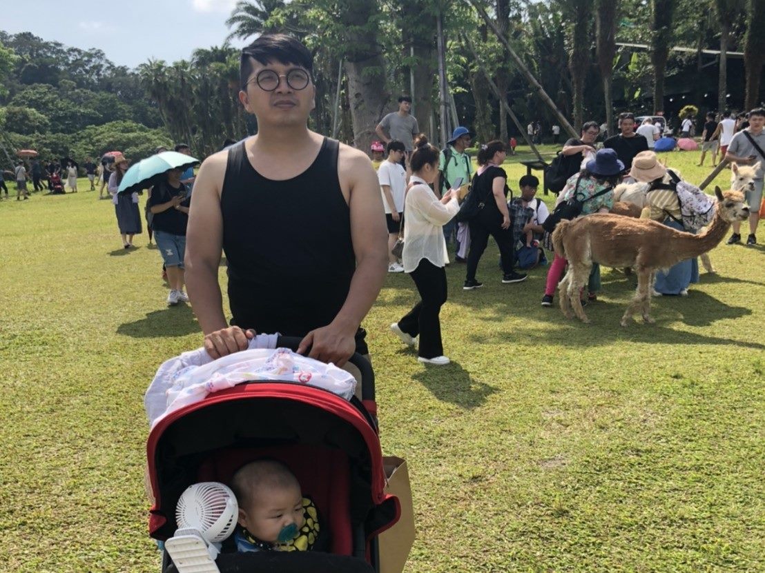 周文義推著娃娃車