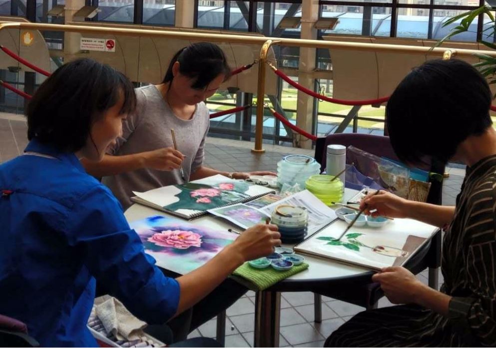 Anggota kelompok seni rupa ‘Xin-yi’ sedang melukis