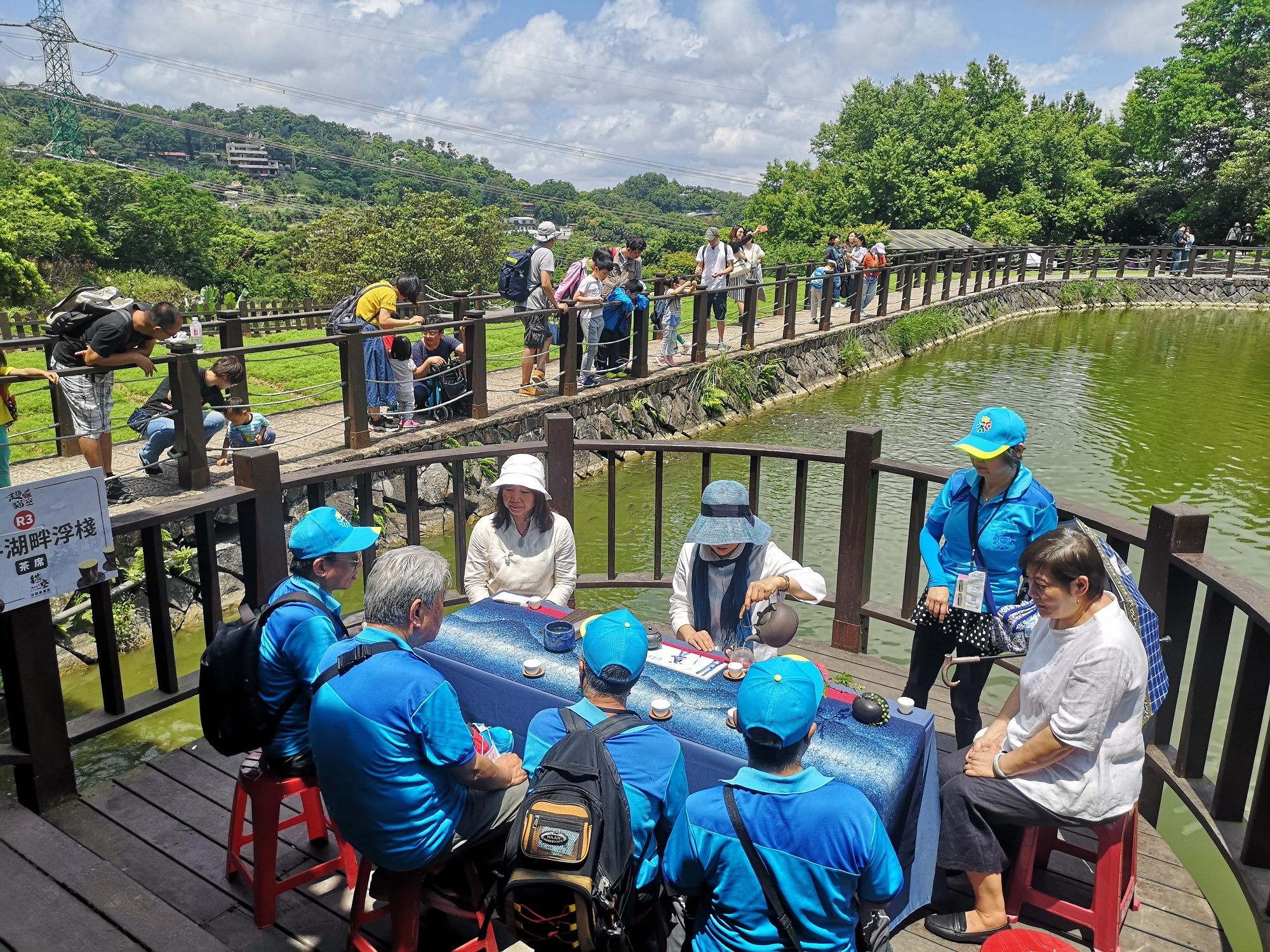 民眾於彩雲亭喝茶，享受貓空山林水景風光。