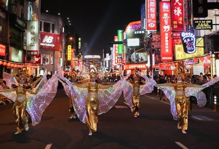 泰國新移民絢麗繽紛的彩翅與臺北燈節相輝映