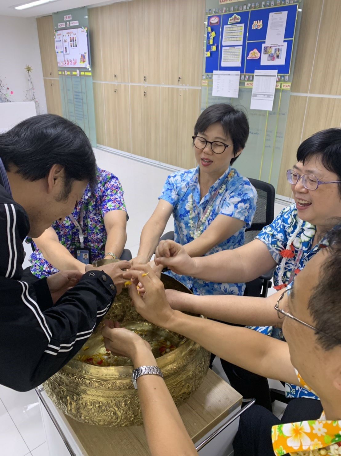  Introducing Tai elderlies to floral water hand washing ceremony