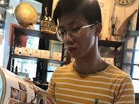 莊博舜在看書