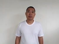 黃大維站在牆前