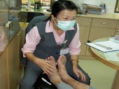 護理師做病患足部照護