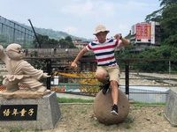 謝伯欣與雕像合影
