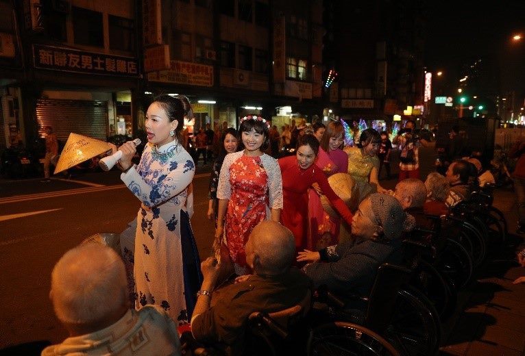 遊行中新移民朋友與長輩熱情互動 民政團隊熱情參加 