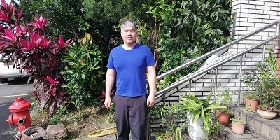 郭威宏在萬芳分隊花圃前