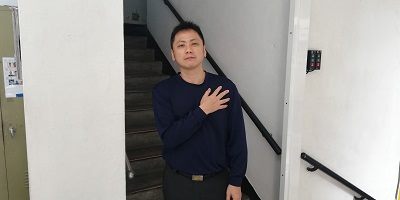 陳富棠下樓梯