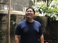 陳柏翰在圍牆邊