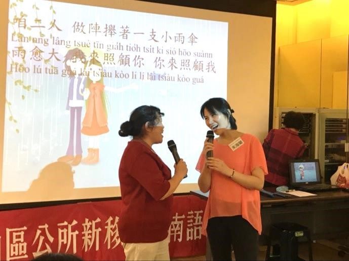 雙人組合演唱「一支小雨傘」
