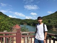 張孝佑在湖光山色中