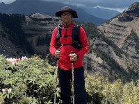 吳文勝去登山