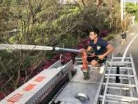 黃子洋在消防車上