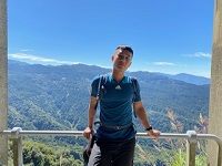 饒輝平在高山上