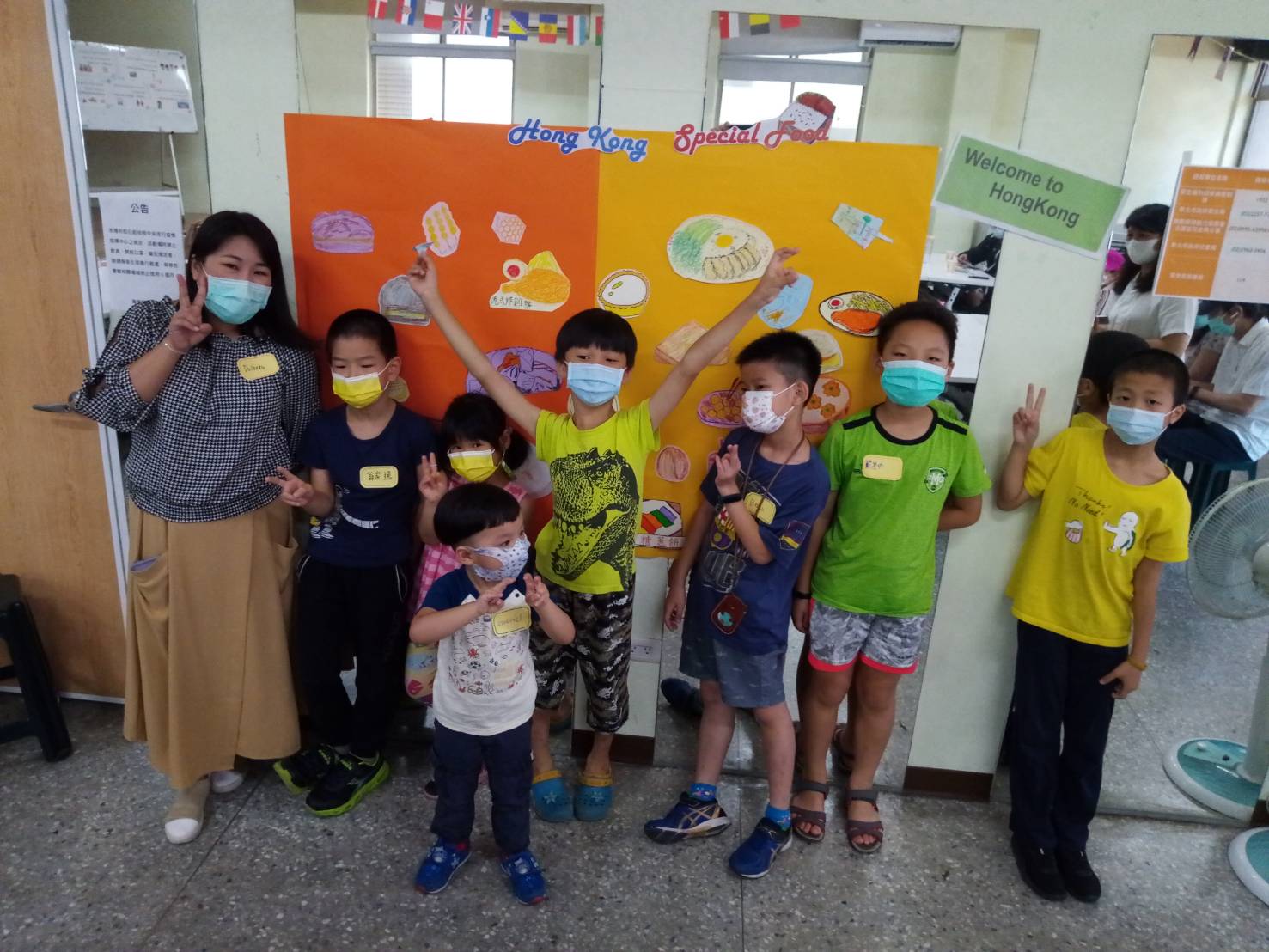 Hongkong 10 – Berfoto bersama dengan poster makanan.jpg