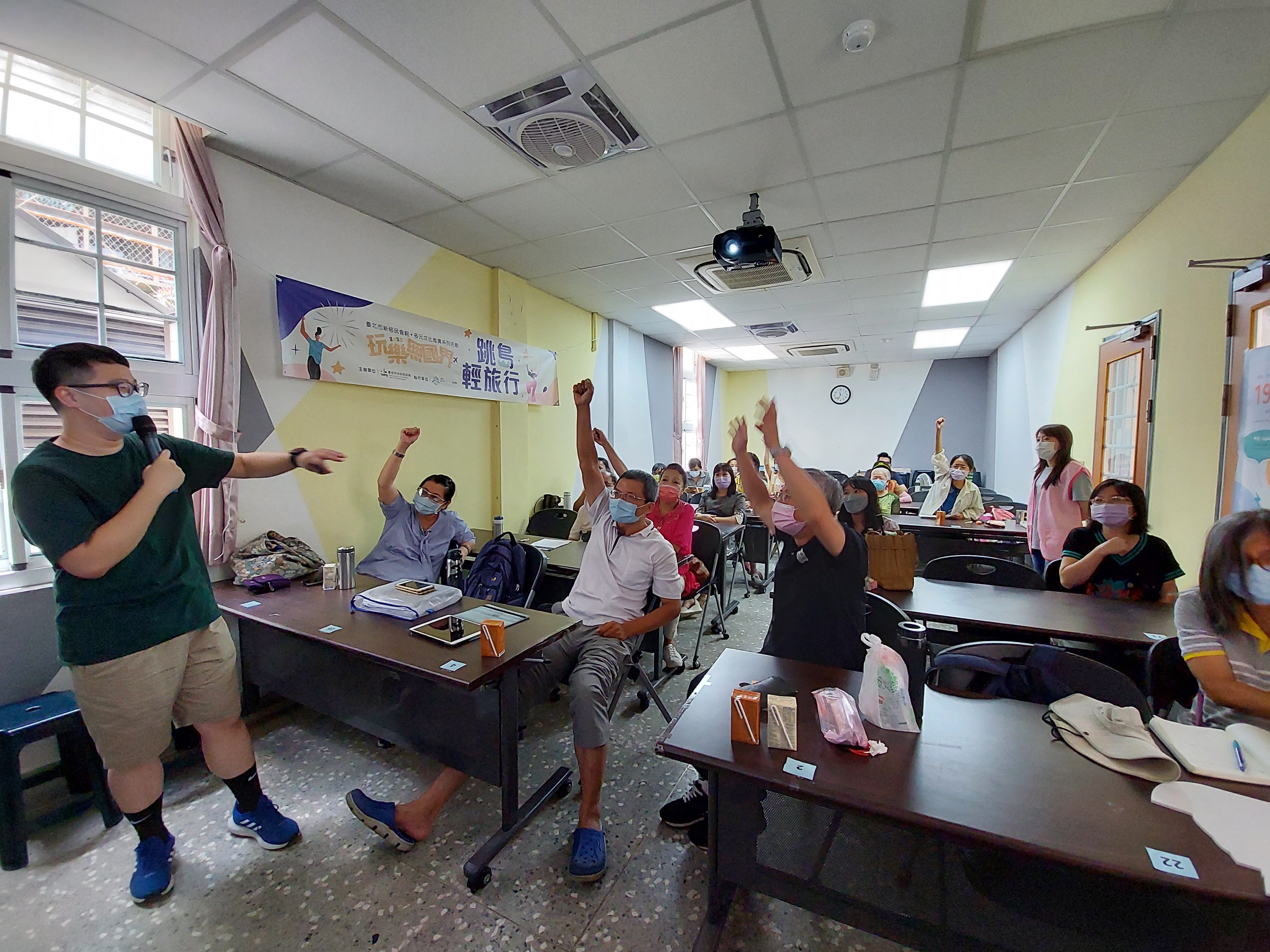 4. Members were doing the prize quiz competition enthusiastically in the class .jpg