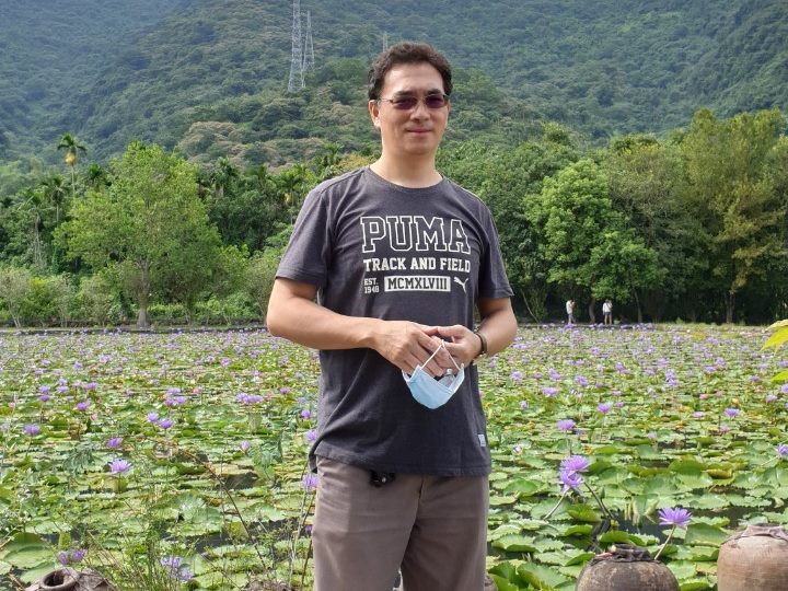 簧樹雙在田野間