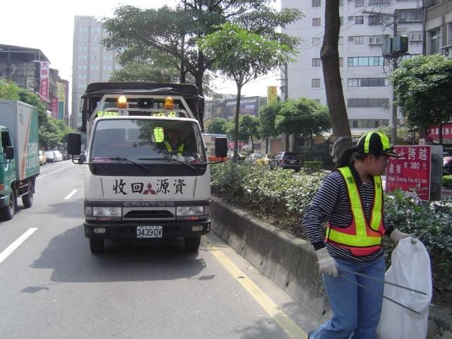 工會爭取中央分隔島撿拾作業應設置資源回收車在後方保障職工安全。