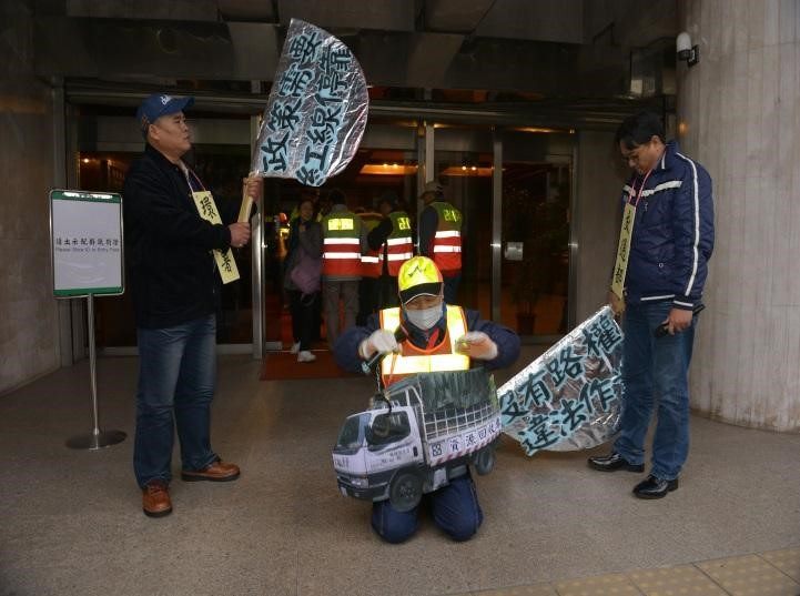 工會自99年推動成立市縣環保工會聯合會(2018年12月20日又成立全國環保公務機關總工會)，串聯全國清潔隊員，協力召開清運車輛臨停併排路權公聽會，成功促成法令的修改。