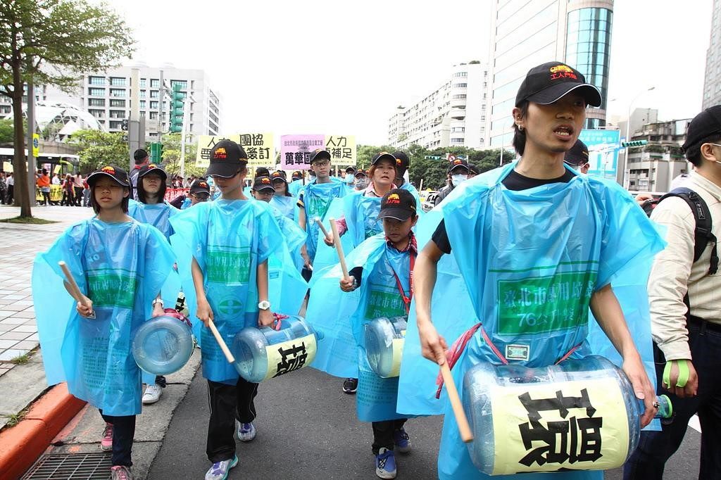 2014年11月16日，市長選舉前，工會發動環保護台北、市民鬥陣走大遊行，訴求是「要人力、反外包、簽團協、調清獎」，但卻遭到史無前例的打壓。