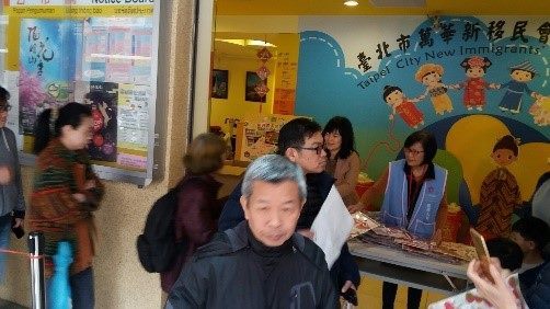 新移民會館志工與工作人員發放小提燈