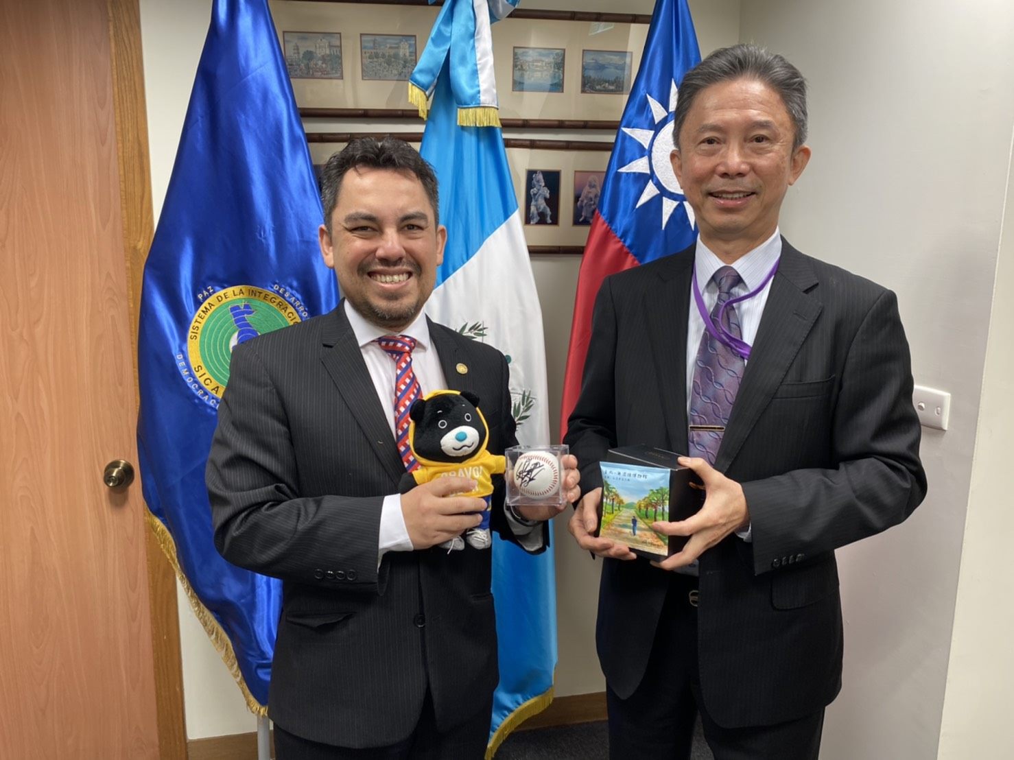 Amb. Chou Visited The Embassy of the Republic of Guatemala