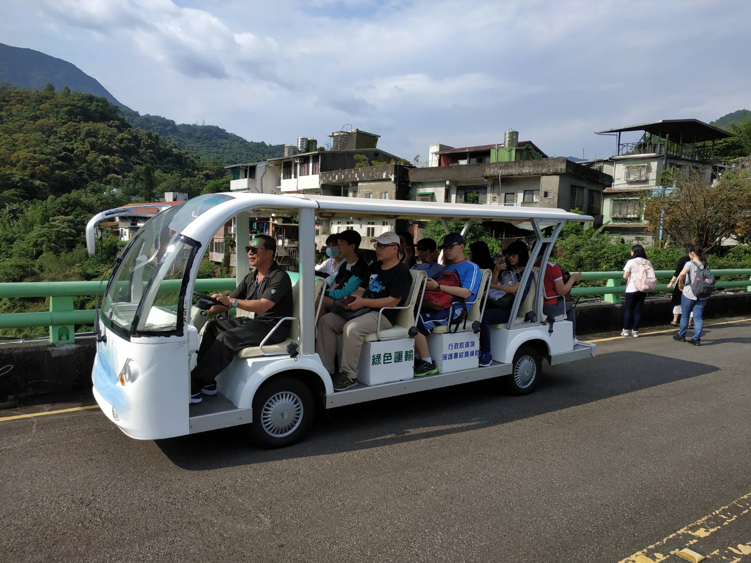 圖片說明：電動車於水庫大門接駁民眾前往水資館