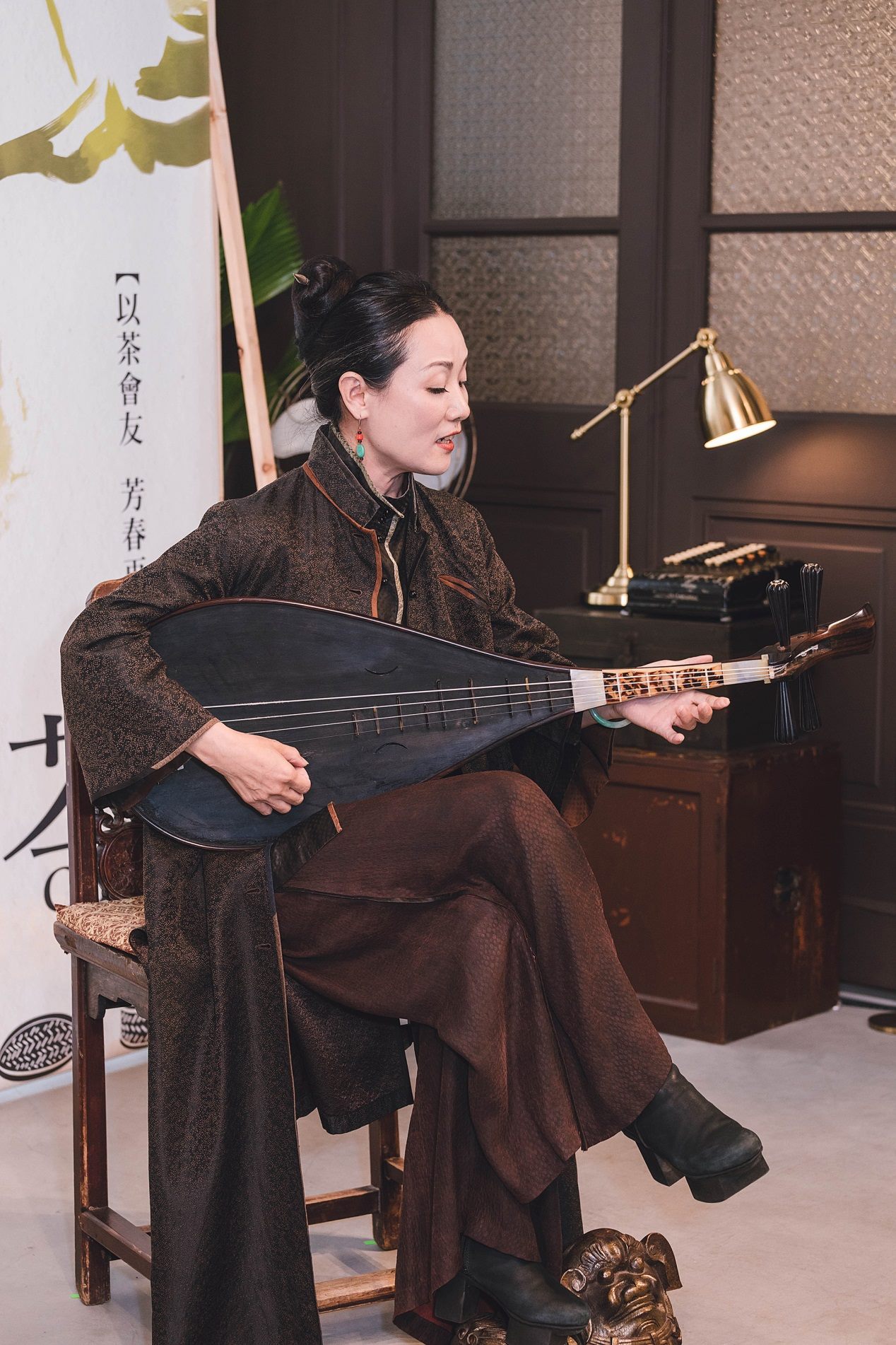 Well-known Nanguan (南管) musician Wang Xinxin performs on May 31 at a reopening and tea-sealing ceremony in the Shin Hong Choon Tea Workshop.