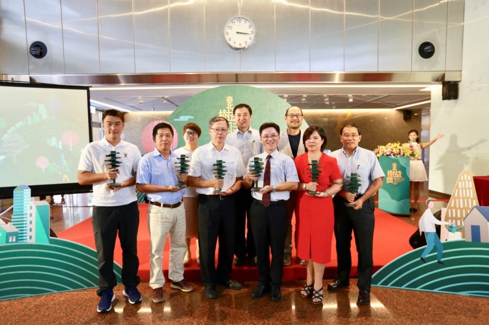 A group photo of Taipei City Deputy Mayor Chen Chin-jun (center in the back row) and Chung Yung-feng (first from right in the back row)