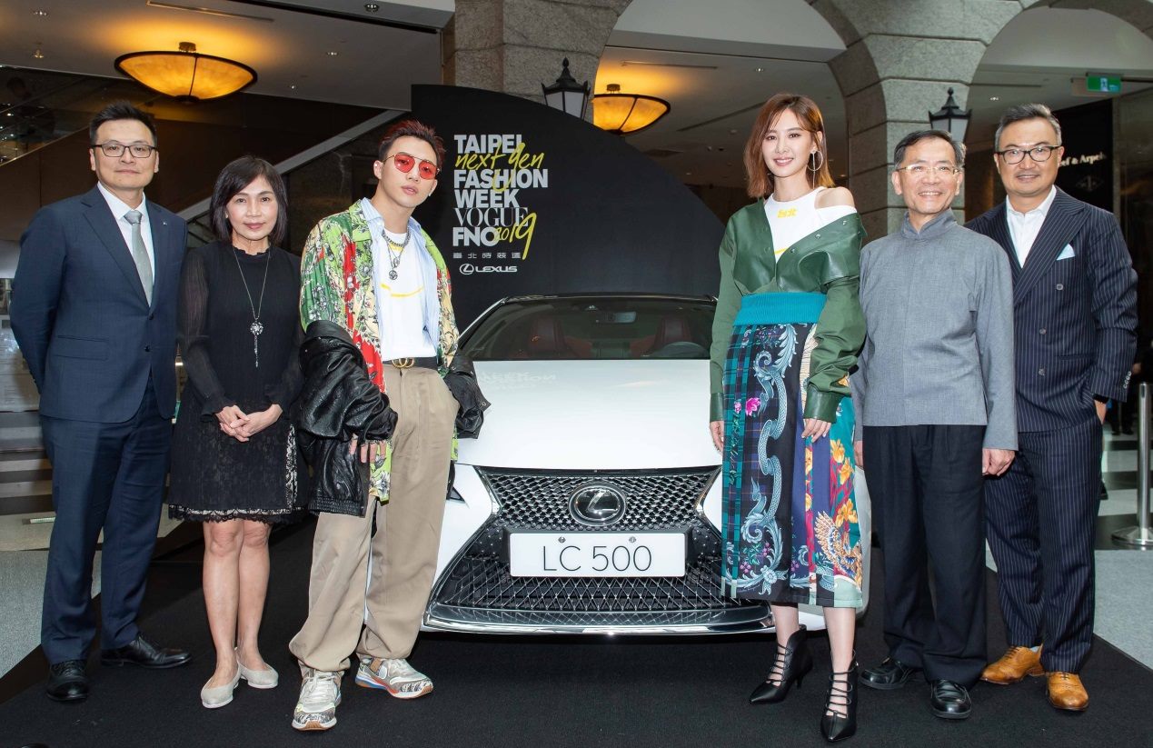 Taiwanese-American R&B singer ØZI (third from left) and Taiwanese actress Xinya An (third from right) at Taipei Fashion Week 2019.