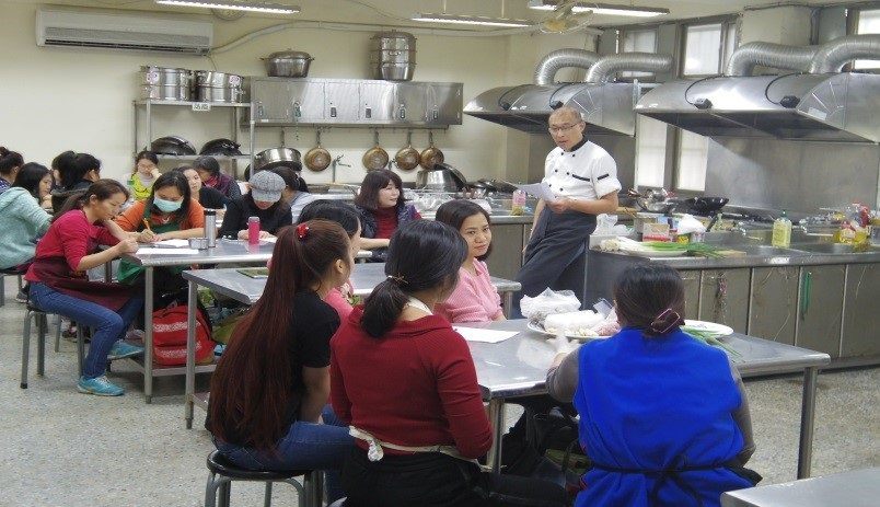  Instructor explaining how to make shacha mutton.