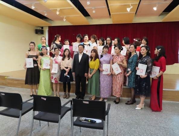 Group photo of district chief and the student body