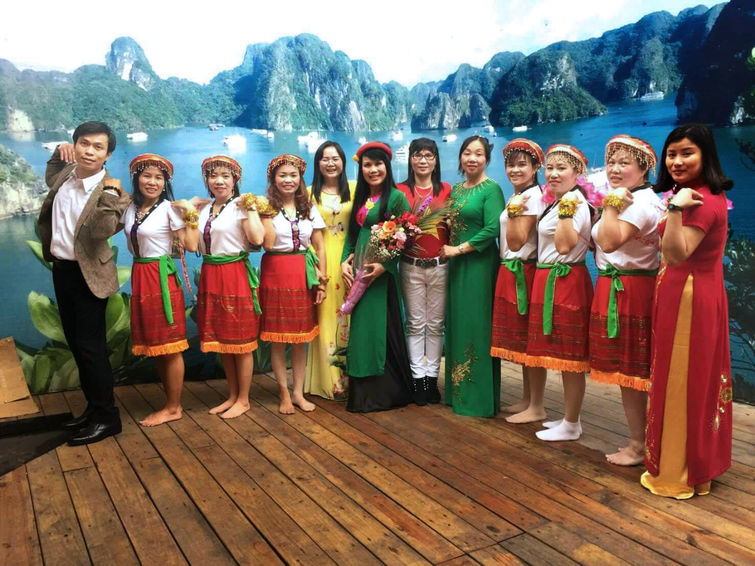 Grup tari Nanyang Dong Le Hui foto bersama setelah tampil 