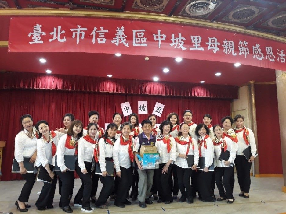 Grup Paduan Suara Xinyi foto bersama memperingati Hari Ibu