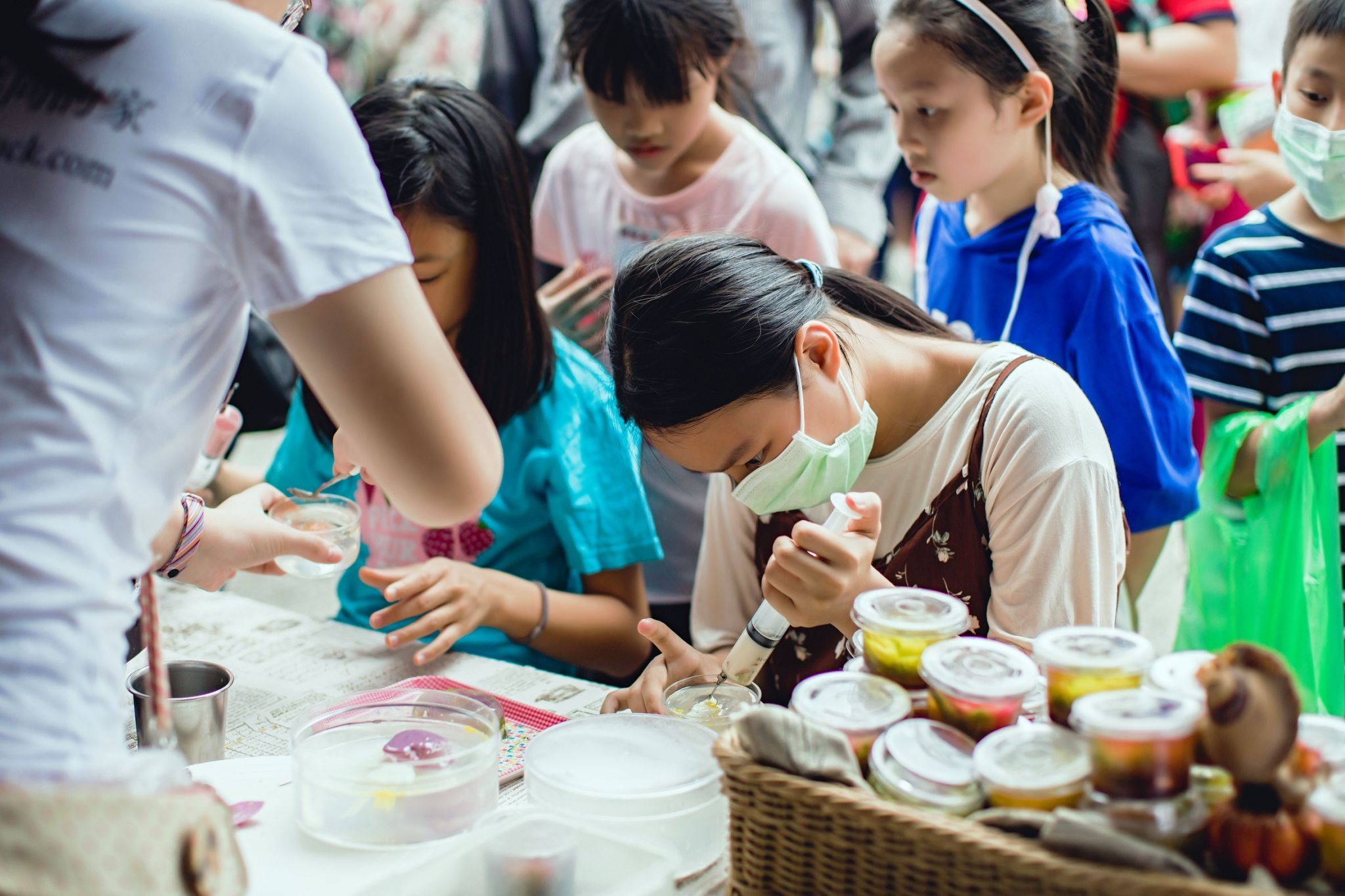 10-ประชาชนทดลองประสบการณ์การทำวุ้นดอกไม้คับคั่ง