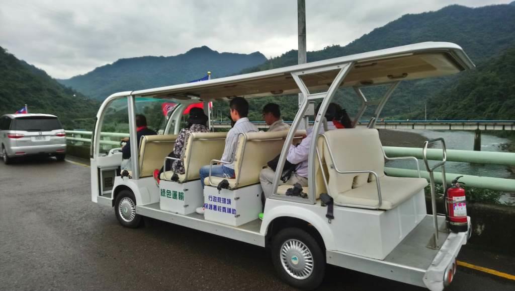 圖片說明：電動車於水庫門口接駁參訪民眾