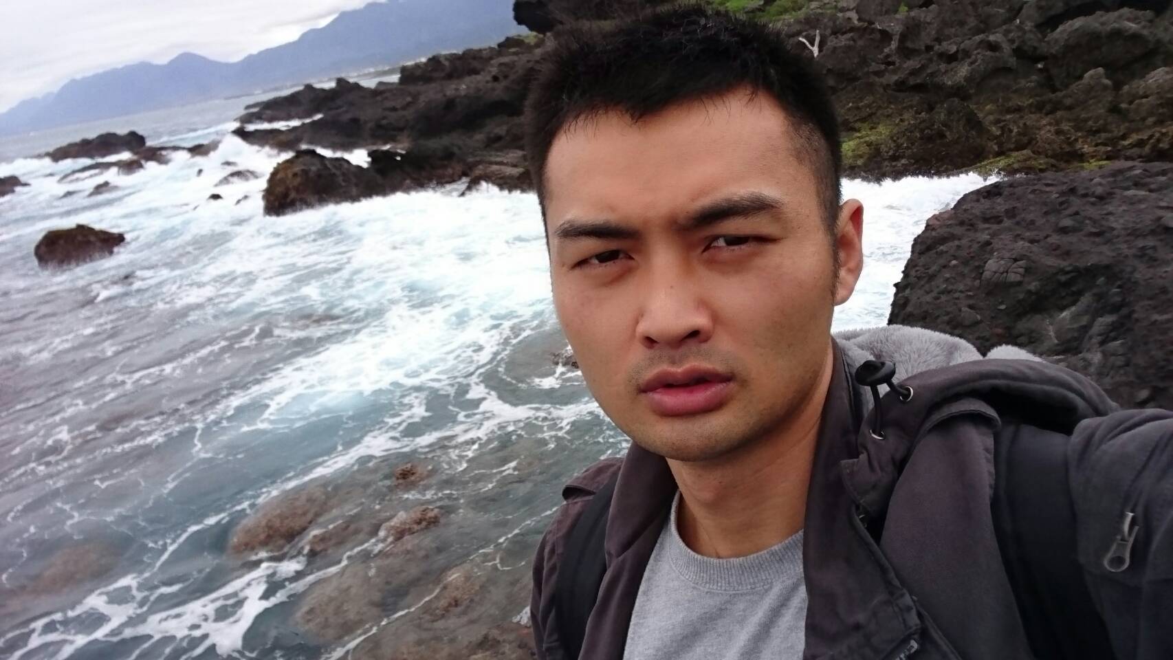 隊員 林昶輔在小溪旁