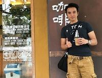 小隊長 夏志銓在咖啡廳門口拍照