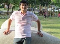 隊員 李孟原在公園石頭坐著休息