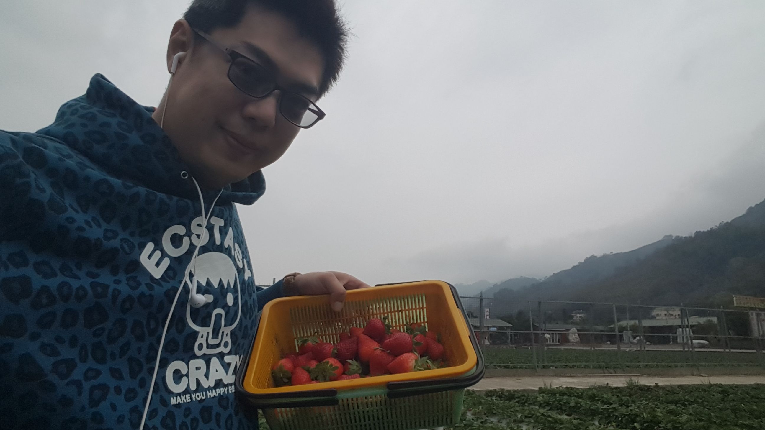 隊員 黃柏憲採草莓照