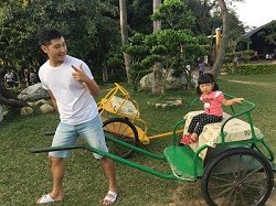 隊員 王峻隆用拉車載著一名女童開心比7的照片
