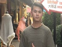 隊員 李國欣在大哥店告示牌前疑似比讚的照片