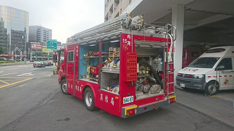 消防車後面及設備