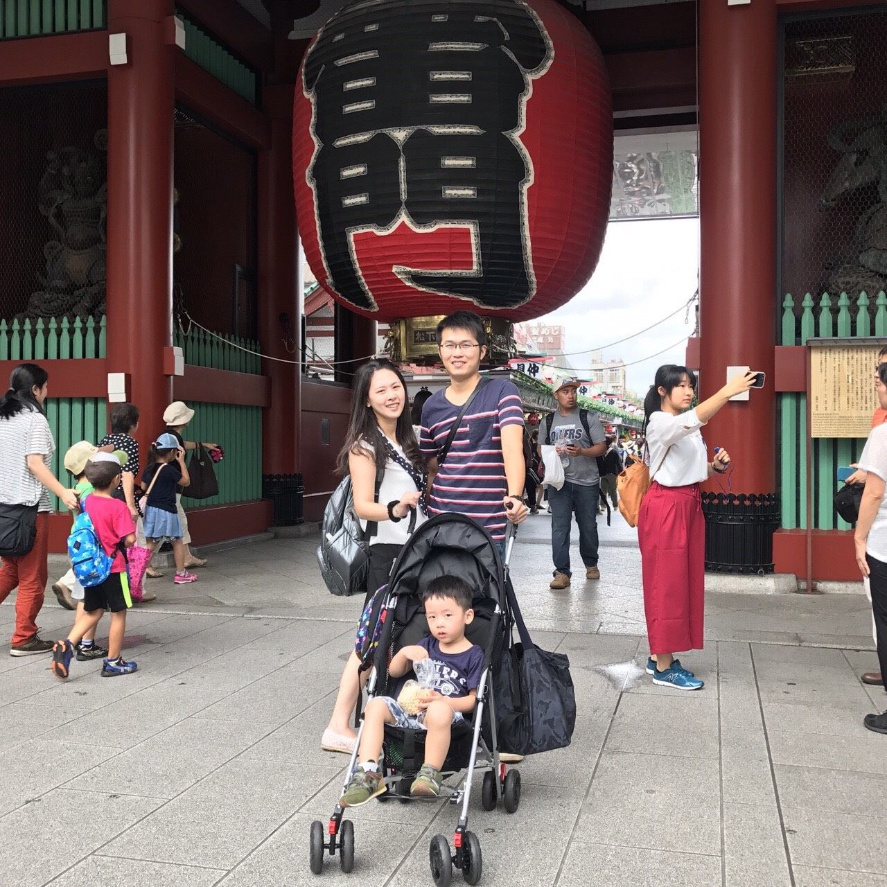 隊員謝金明一家在雷門寺